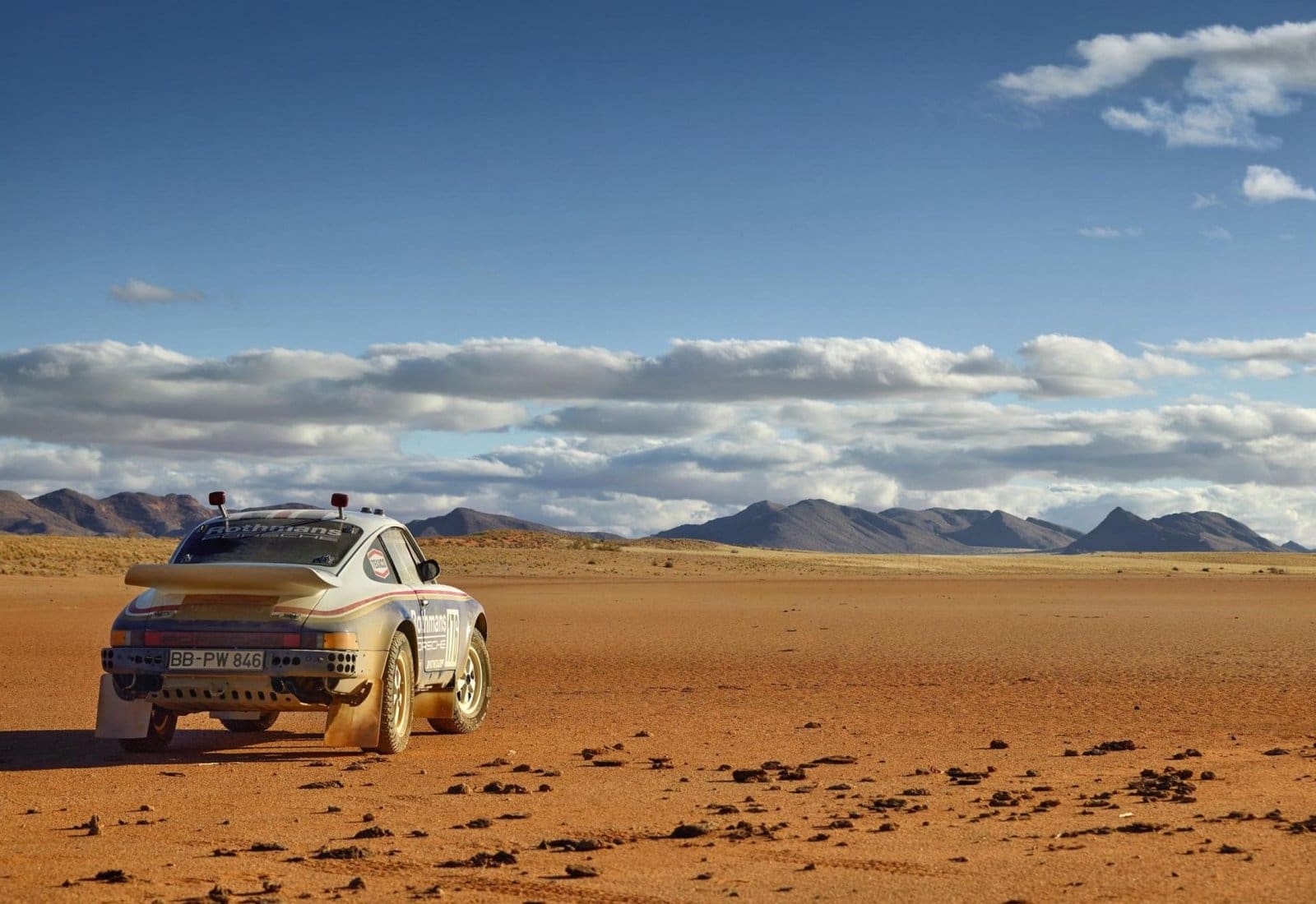 Porsche 911 Carrera 3.2 4x4 Paris-Dakar & 911 Dakar